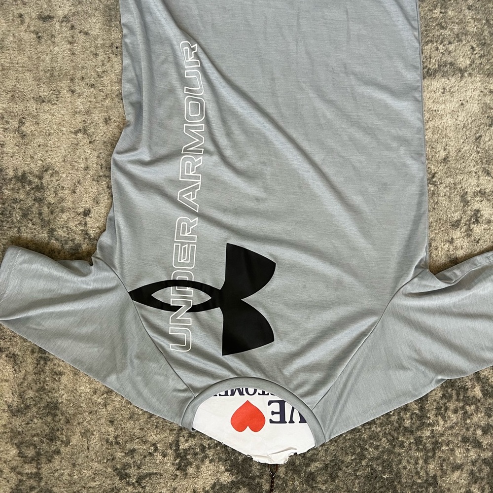 gray under armour short sleeve t-shirt